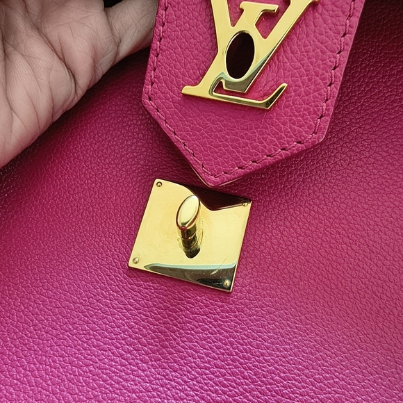 Louis Vuitton Raspberry Lockme Leather Shoulder Bag W/COA - Picture 9 of 15